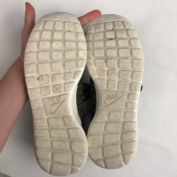 Nike Roshe Run One Jacquard gold and black sneaker - Picture 3 of 8